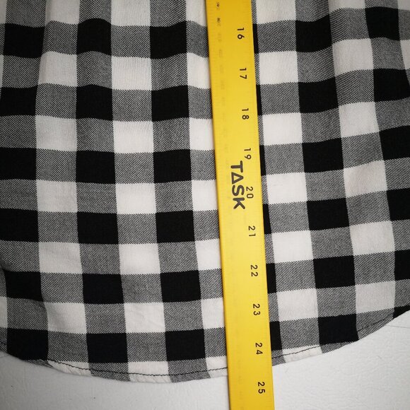 Torrid Ladies Size 00 (Approx. size 10 US) Black & White Checkered Blouse - Picture 10 of 10
